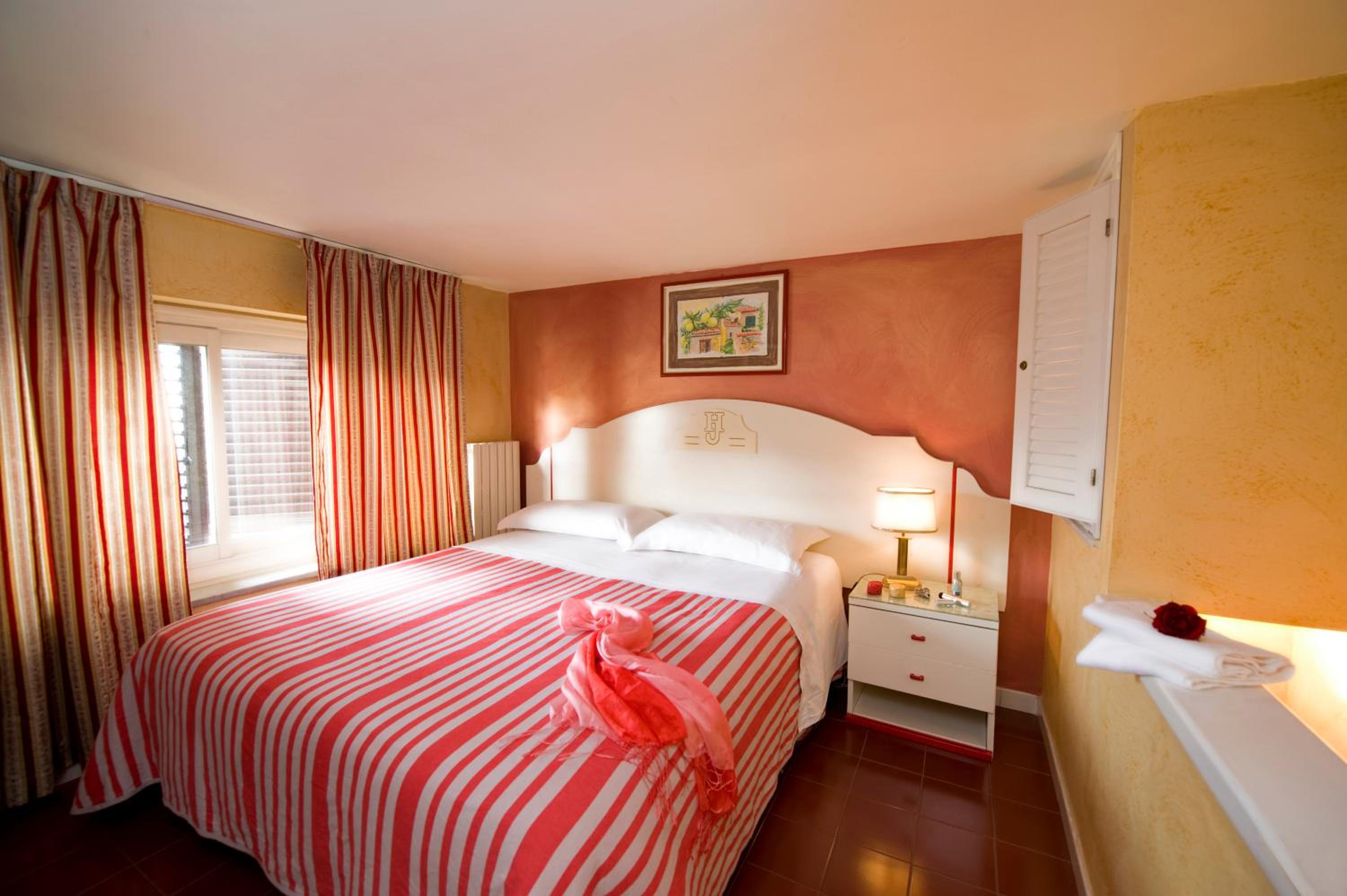 ROOM, SINGLE