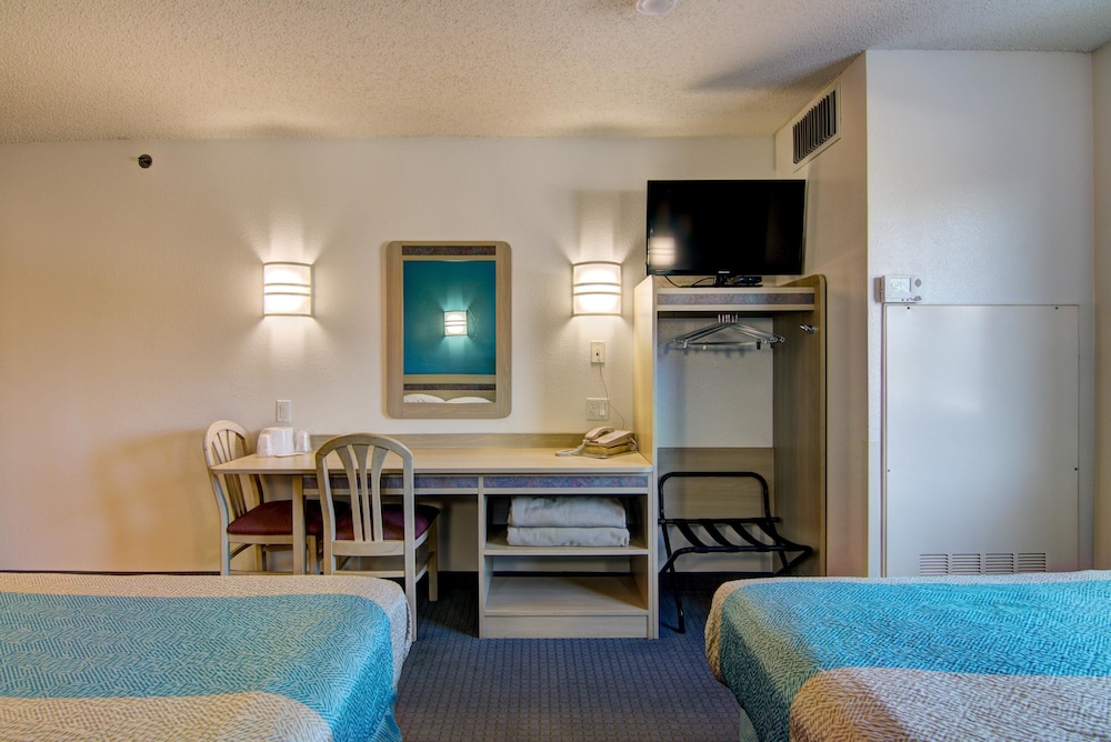 Econo Lodge Menomonie WI 8/15