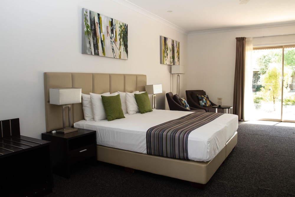 Room, King Bed, Garden or Pool View, Accessible