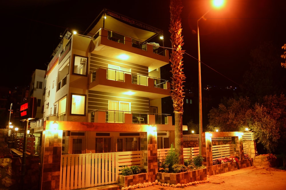 Neruda Pension 2/43