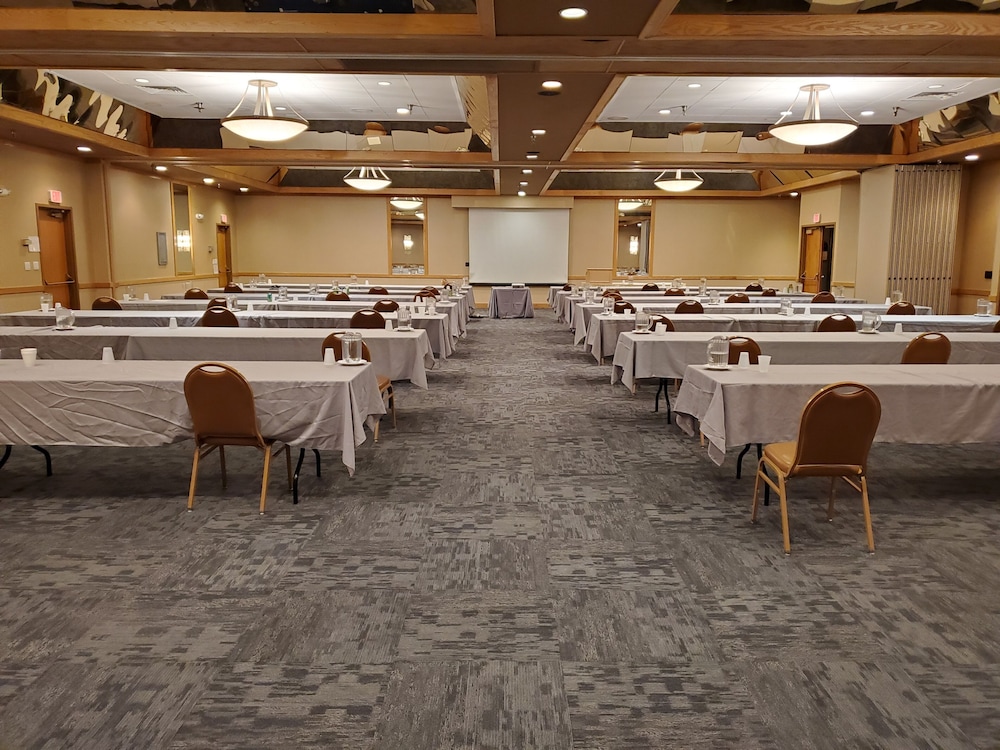 Crossroads Hotel Huron Event Center 42/50