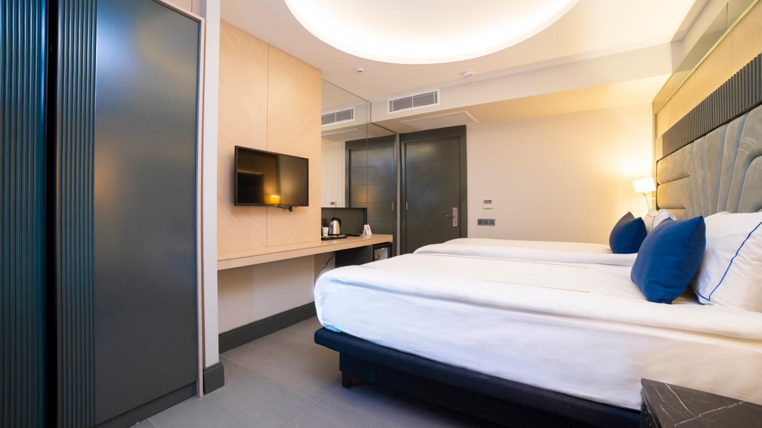 DELUXE, DOUBLE OR TWIN BED