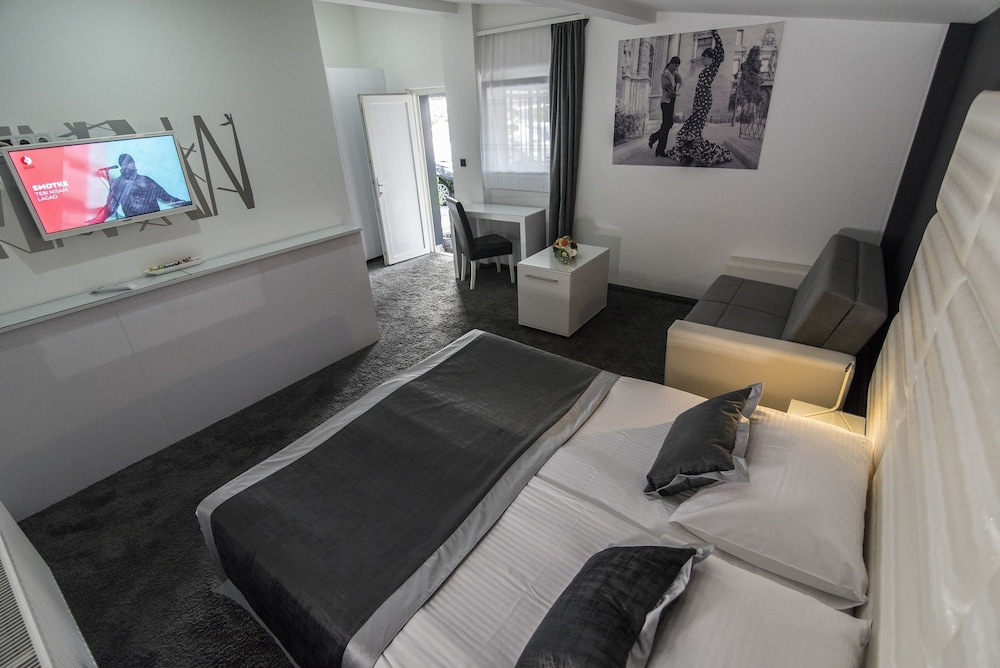 COOL ROOMS ZAGREB AIRPORT 22/62