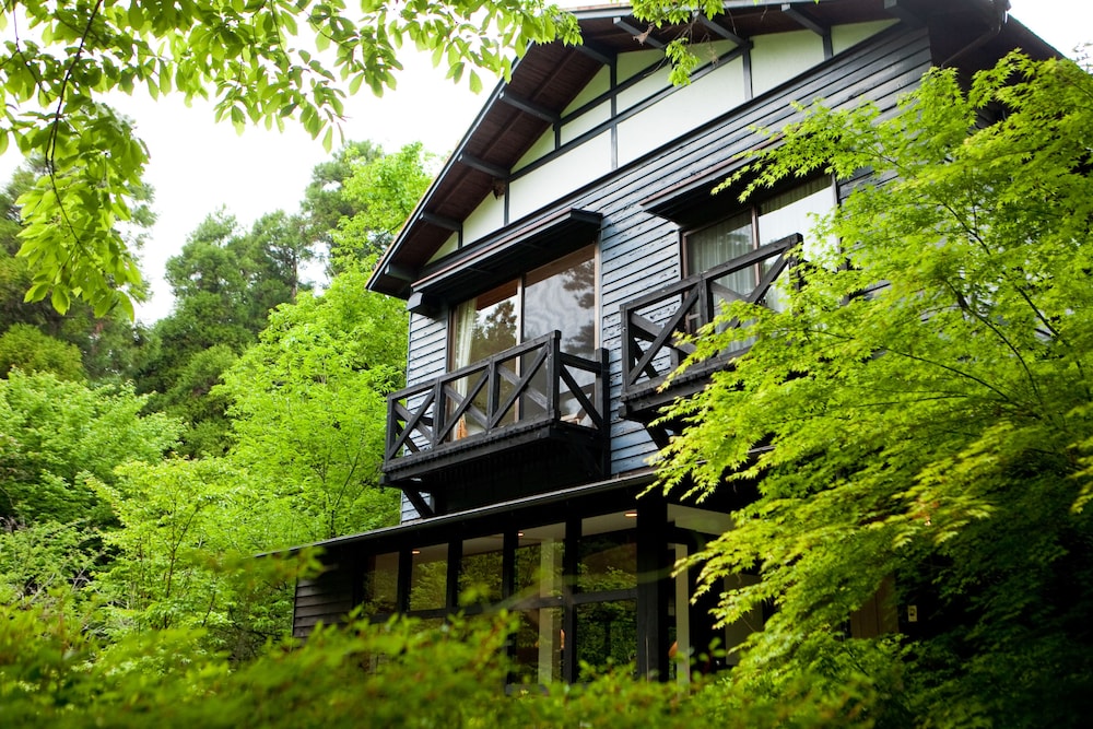Forest Inn Born 17/19