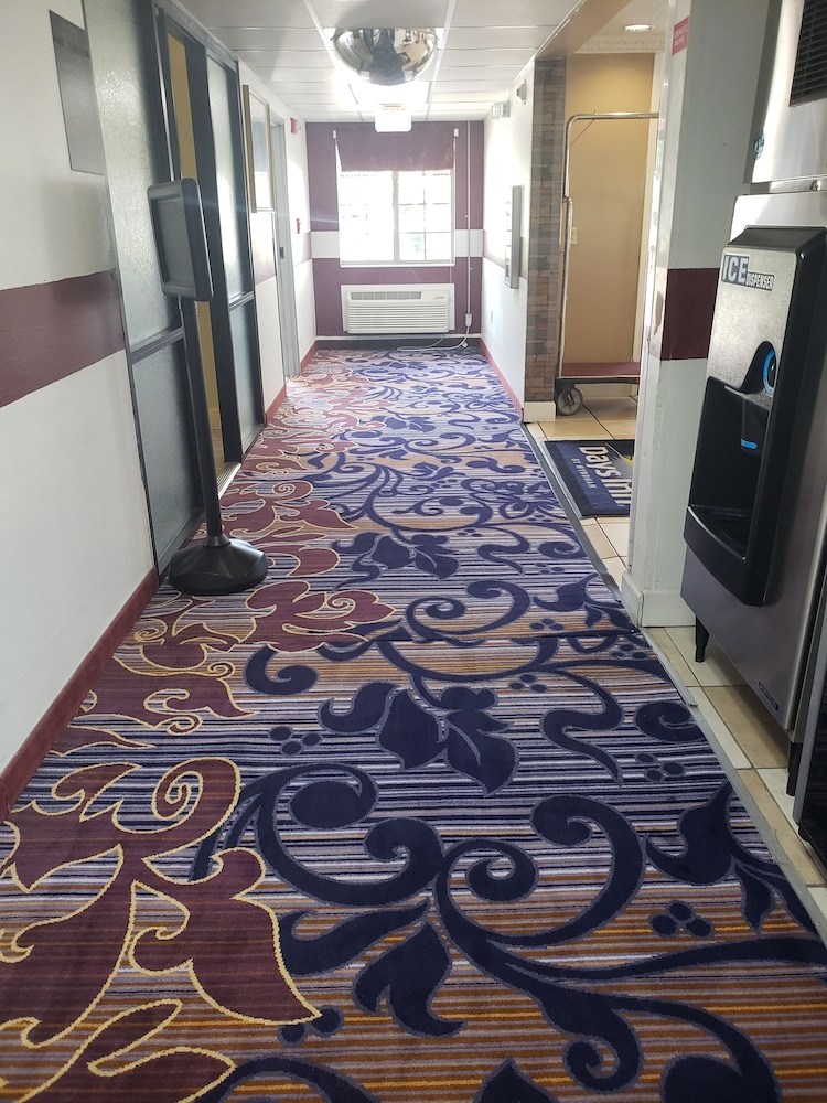 Days Inn by Wyndham Lake Village 19/43