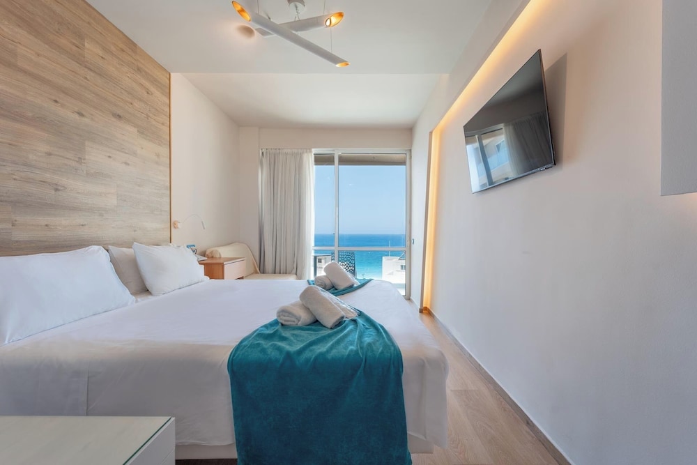 Pool, Twin Beds, Partial Sea View