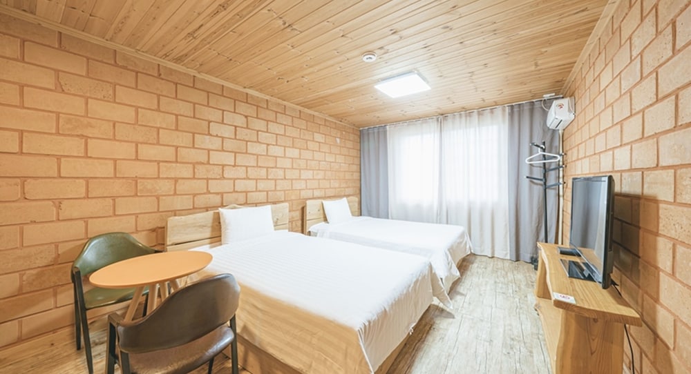 DELUXE, 2 DOUBLE BEDS