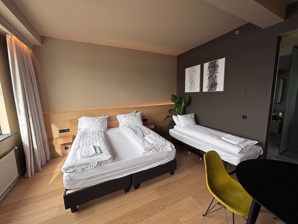 Arctic Comfort Hotel 11/50
