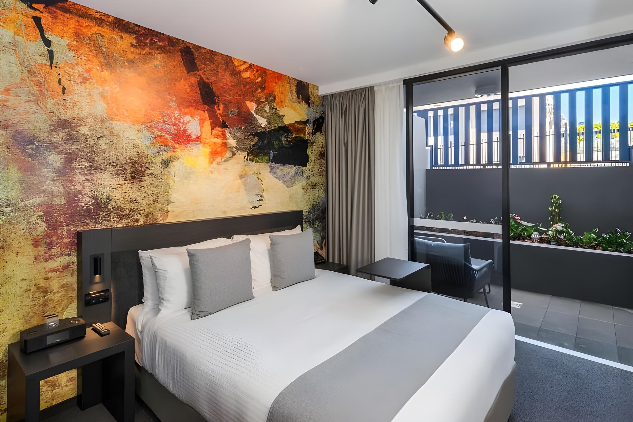 SUPERIOR, QUEEN BED