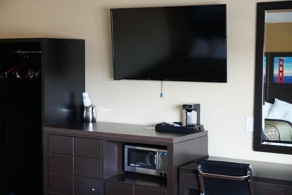 Muir Woods Lodge (ex Americas Best Value Inn and Suites - Mill Valley/San Francisco) 39/43