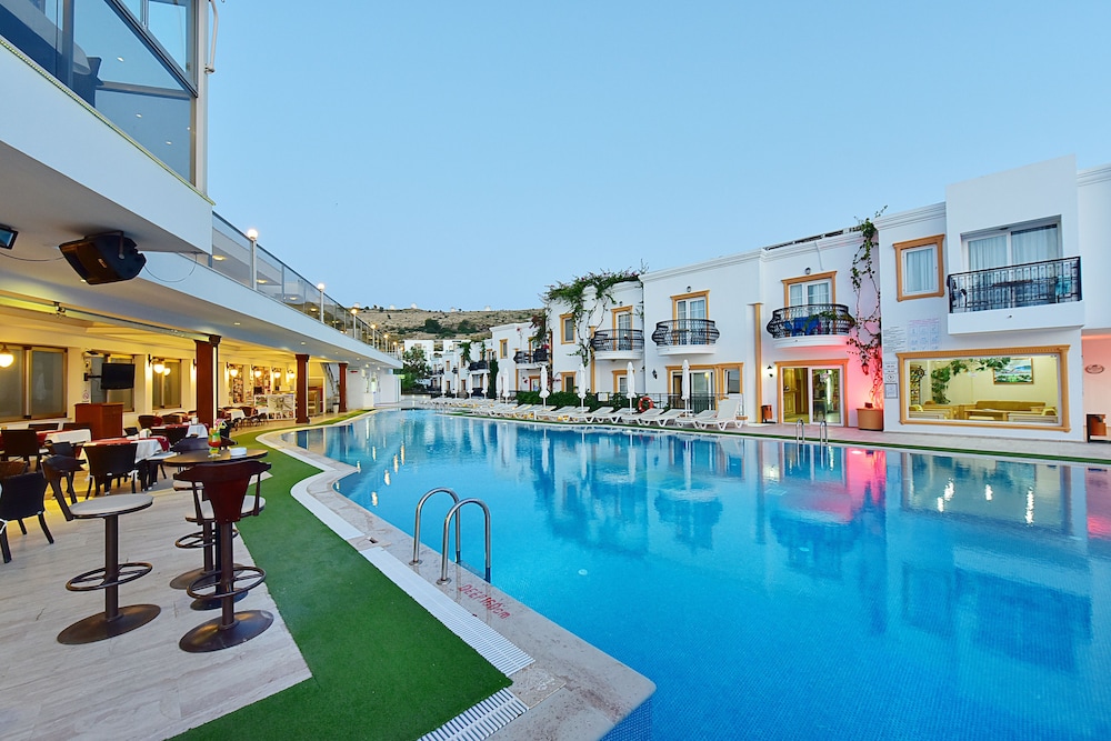 Tropicana Beach Apartments 30/38