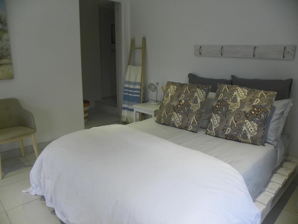 Blue's Guest House 11/33