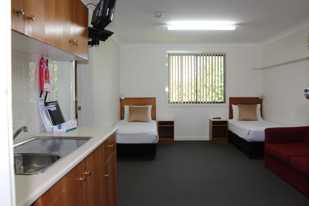 PIONEER WAY MOTEL 36/55