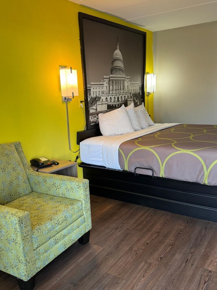Super 8 By Wyndham Manassas 12/25
