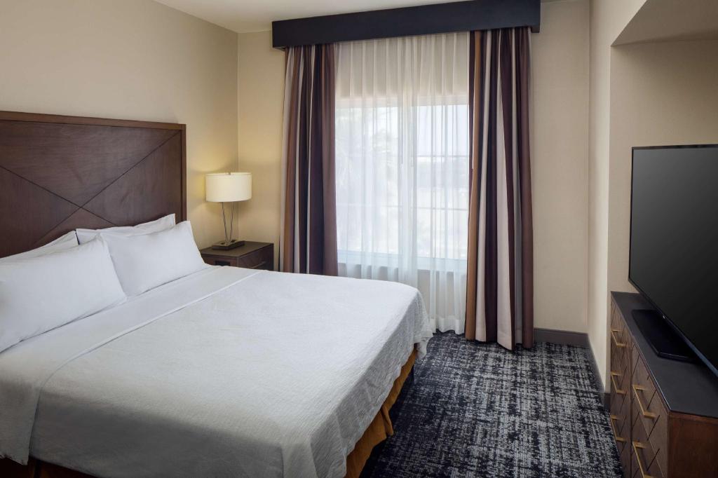 PREMIUM, SUITE, KING BED, ACCESSIBLE