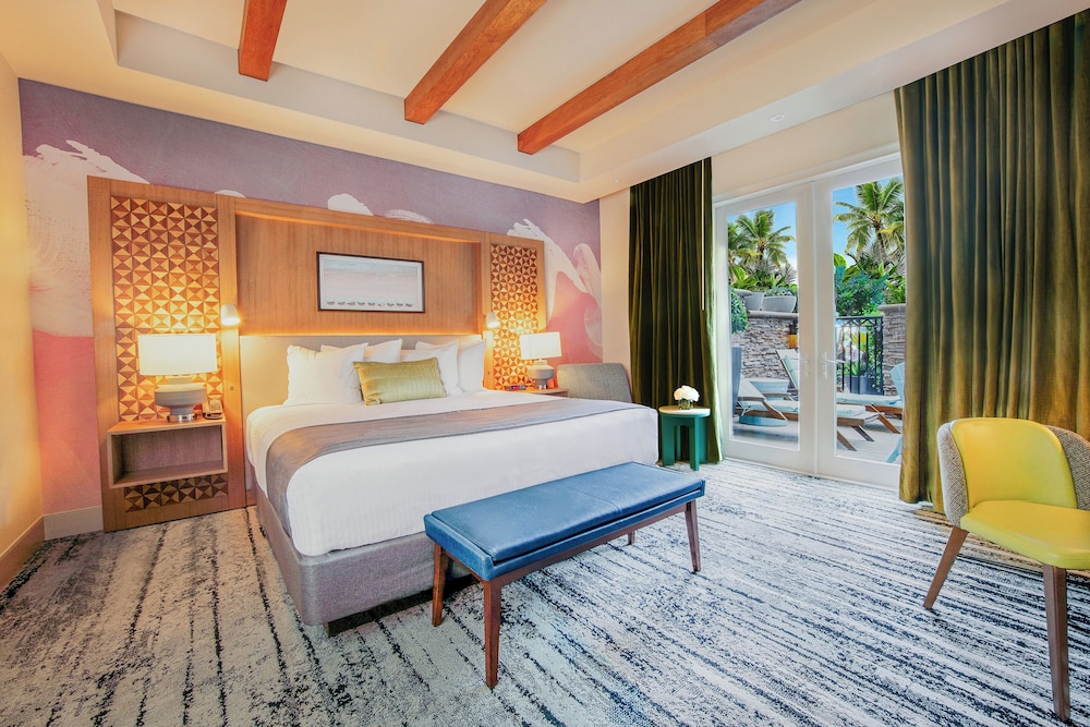 Dive In, Surf, King Bed