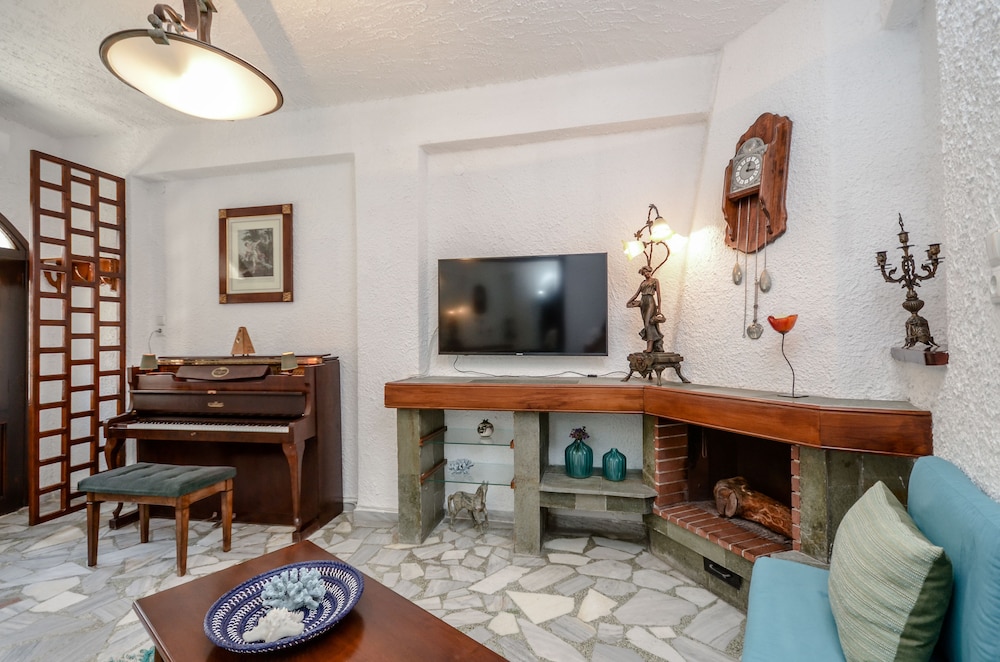 Naxos Center Houses 29/50