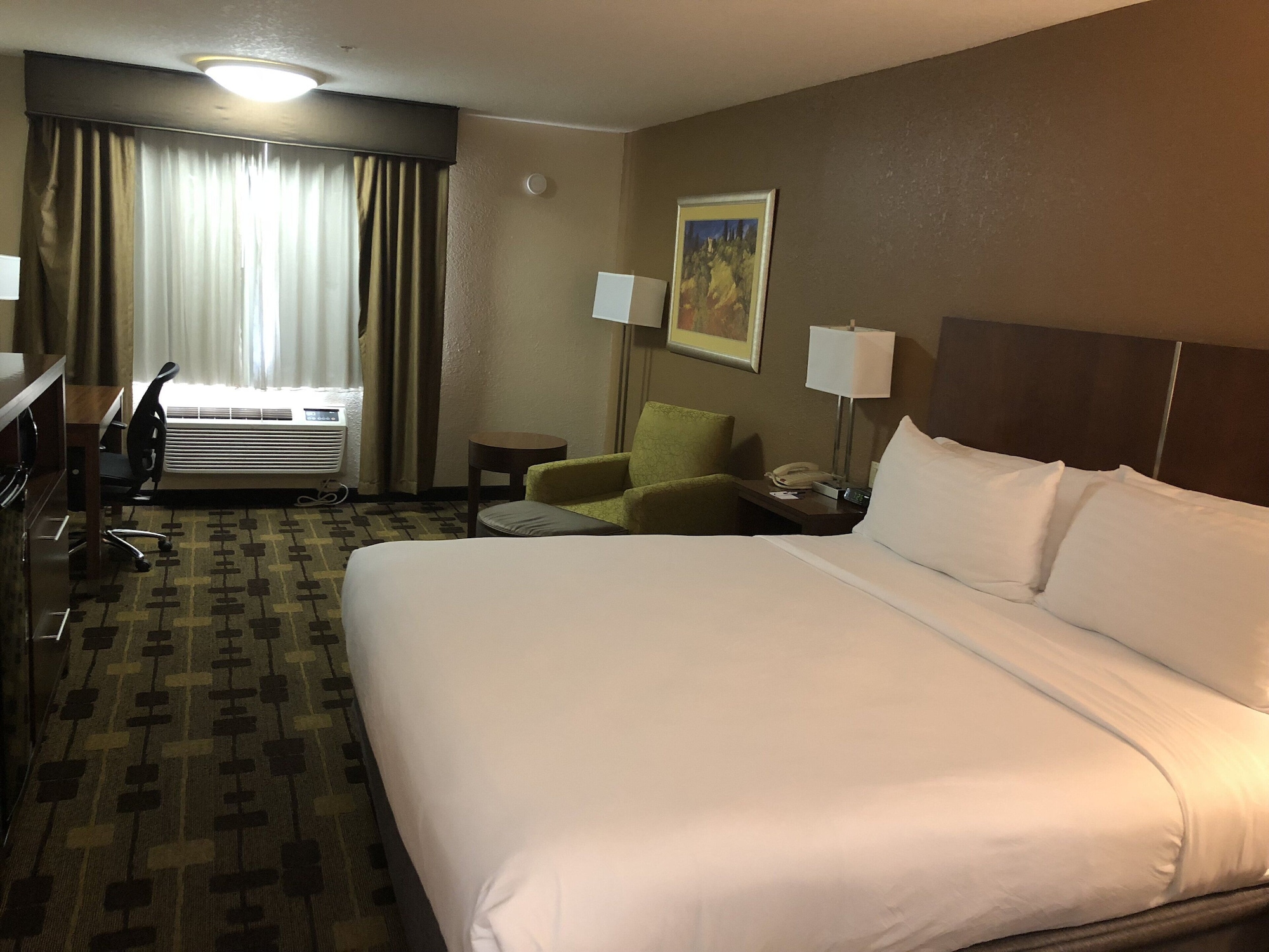 غرفة قياسية بسرير كينج، Holiday Inn Express Hotel & Suites Corning 2/3