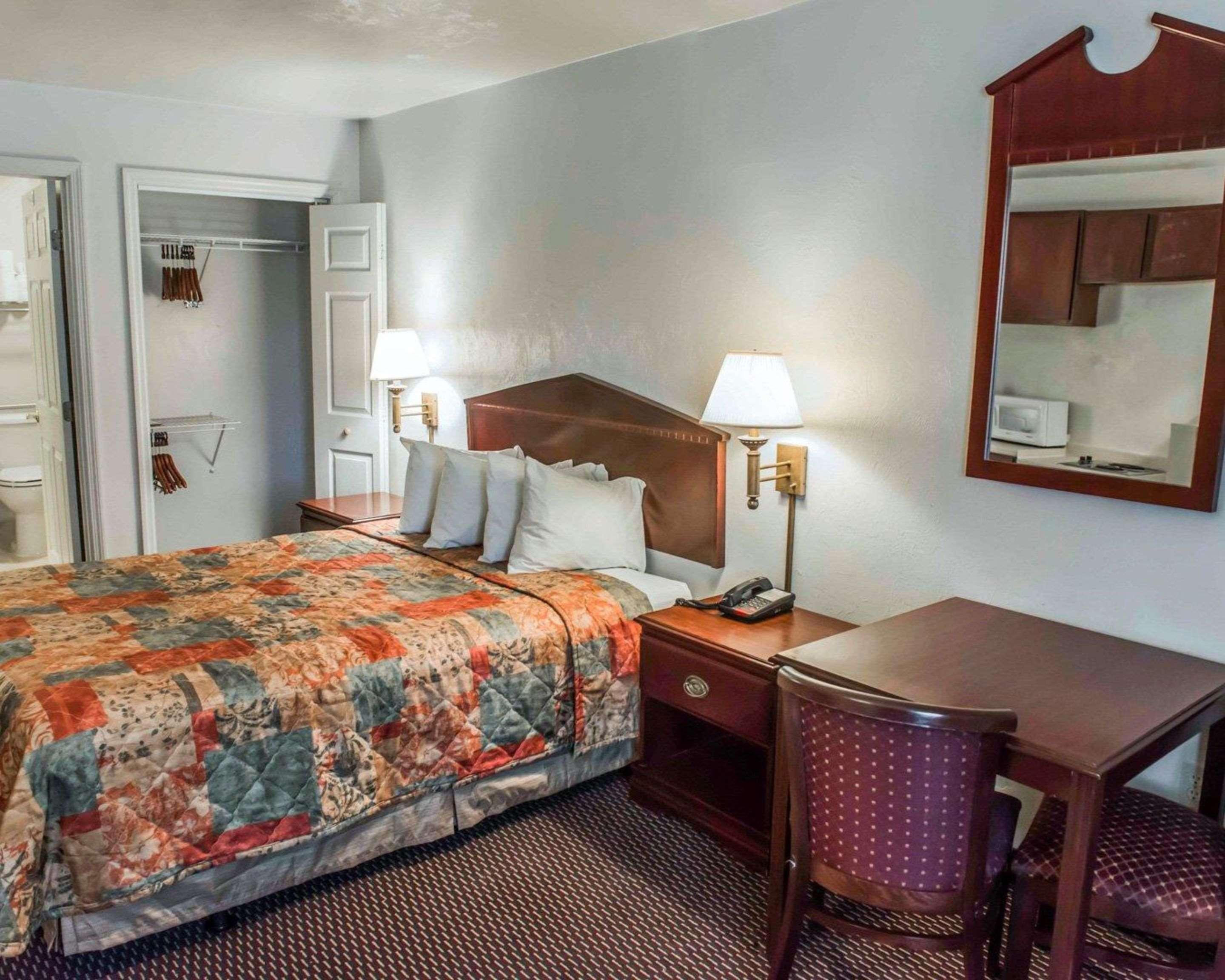 EFFICIENCY, QUEEN BED