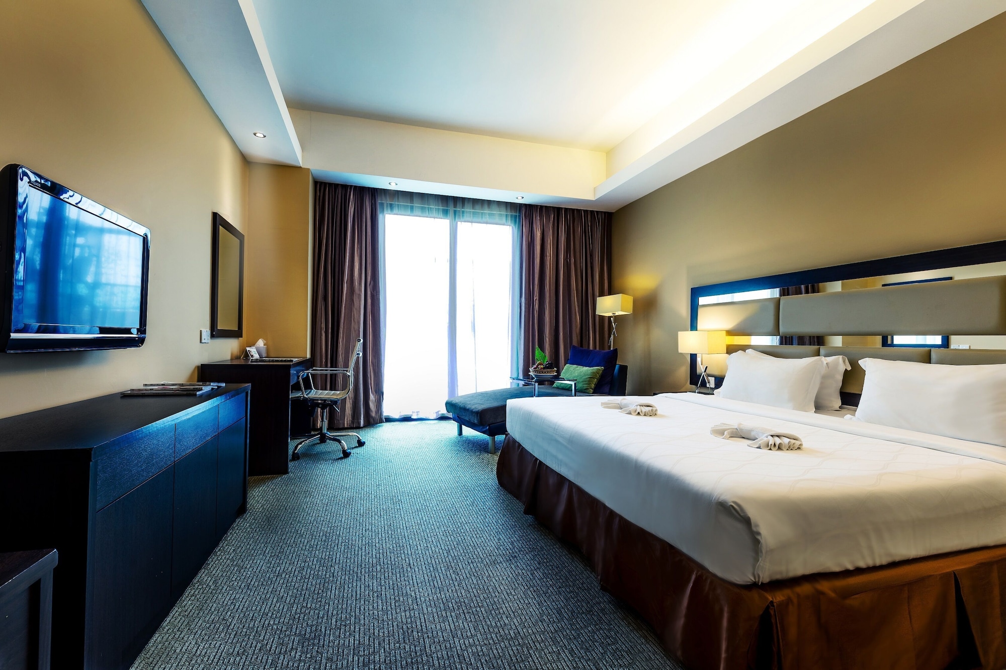 ROOM, KING BED, POOL ACCESS