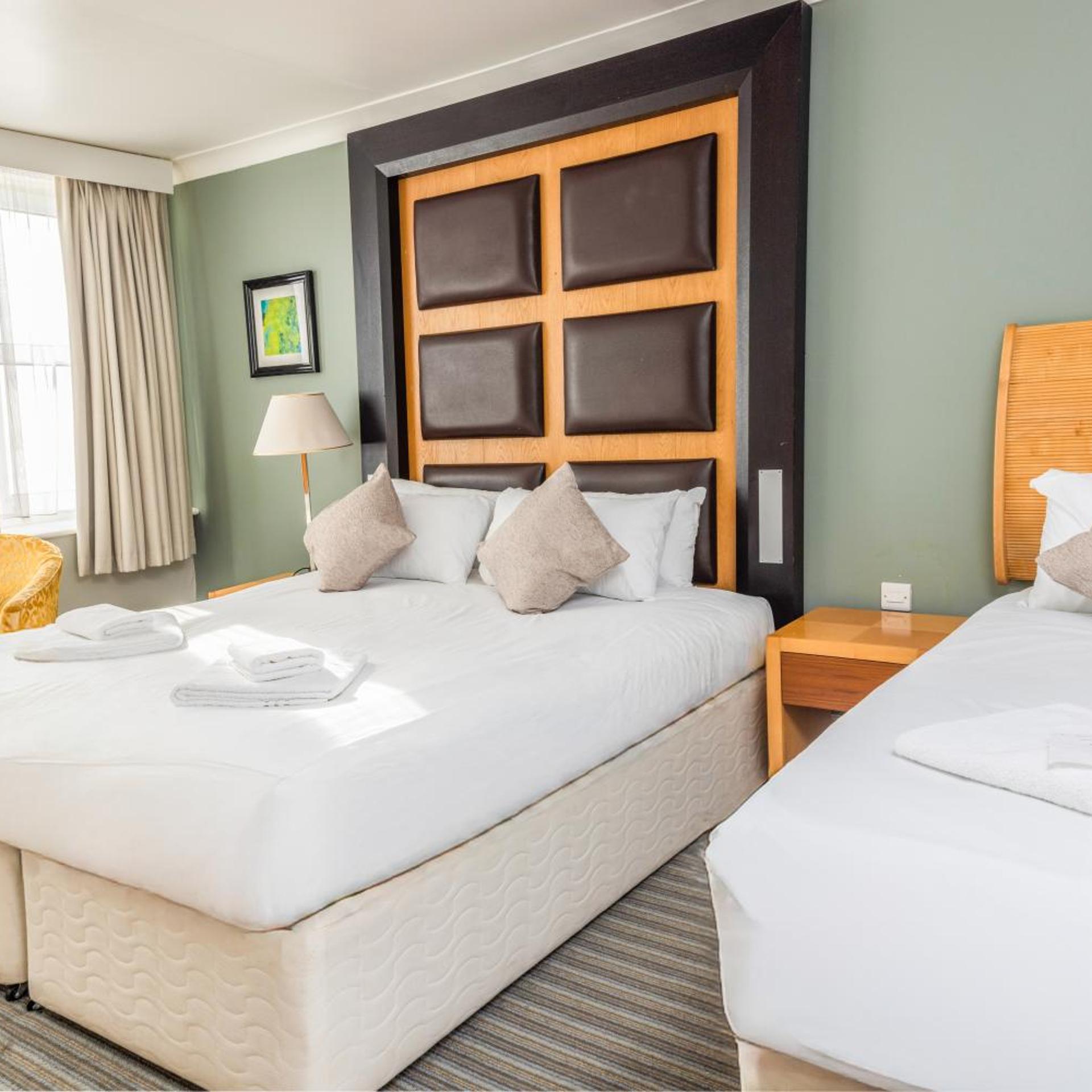 Room, Triple, 3 Beds, Lateral Side Sea View