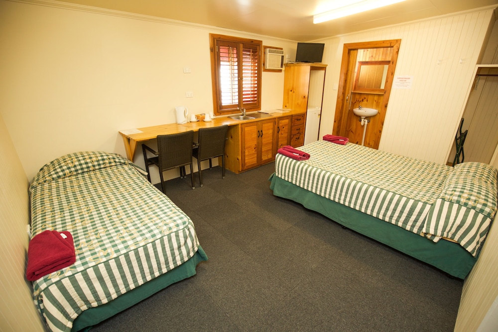 BRISBANE MANOR HOTEL 25/60