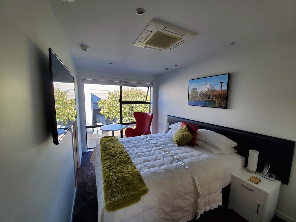 STUDIO, QUEEN BED
