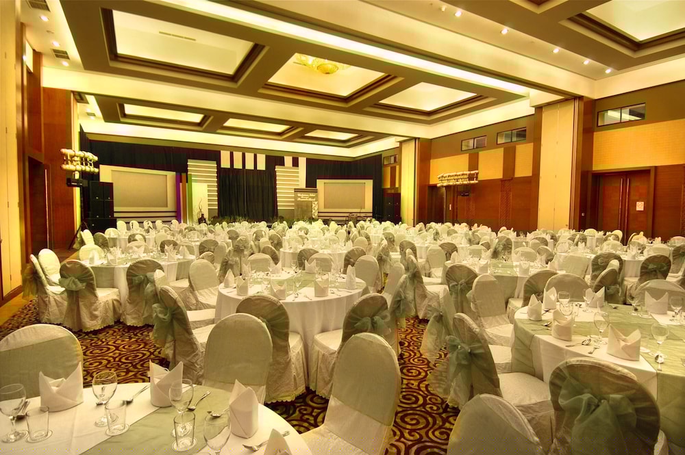 HERMES PALACE HOTEL 51/56