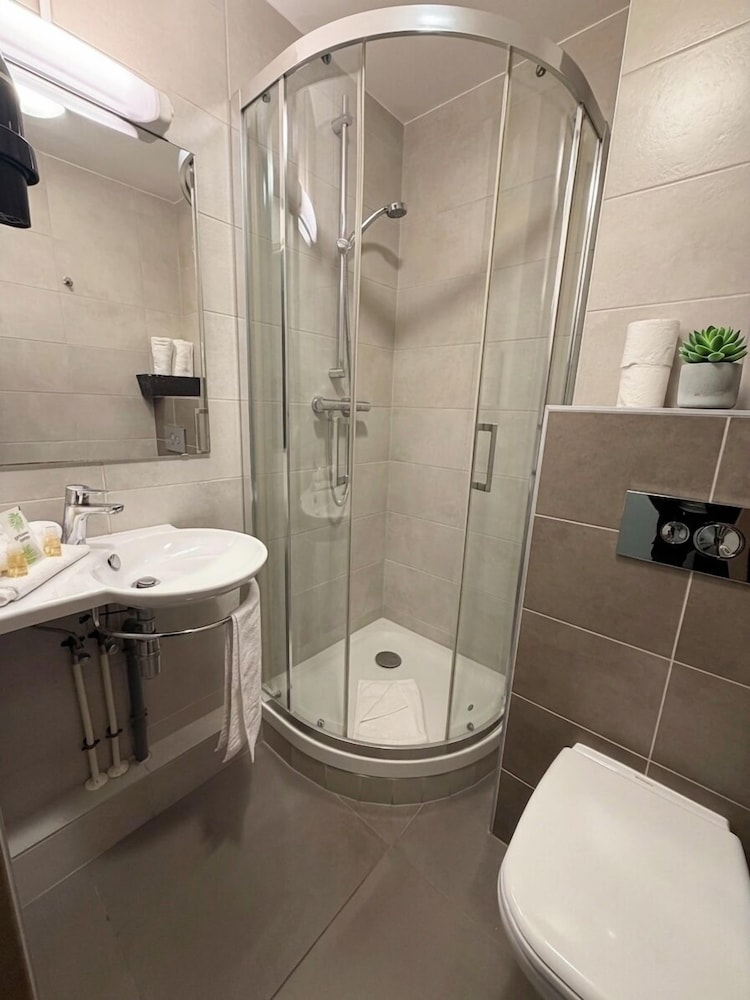 Brit Hotel Les Colonnes 19/21