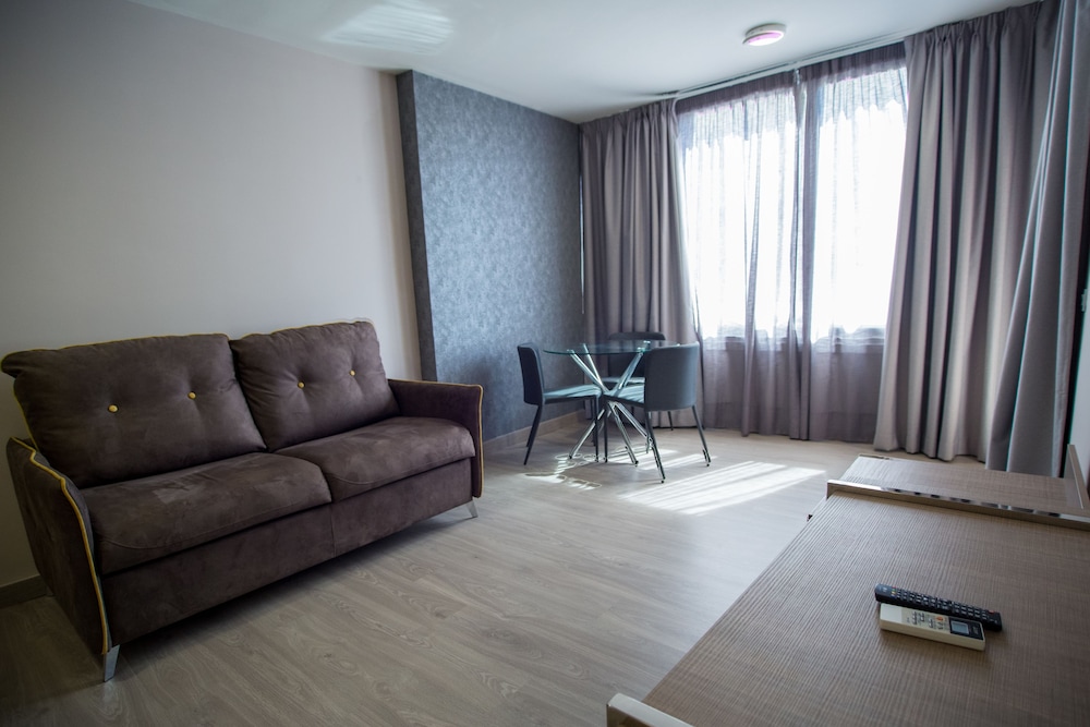 Ona Marbella Inn 18/40