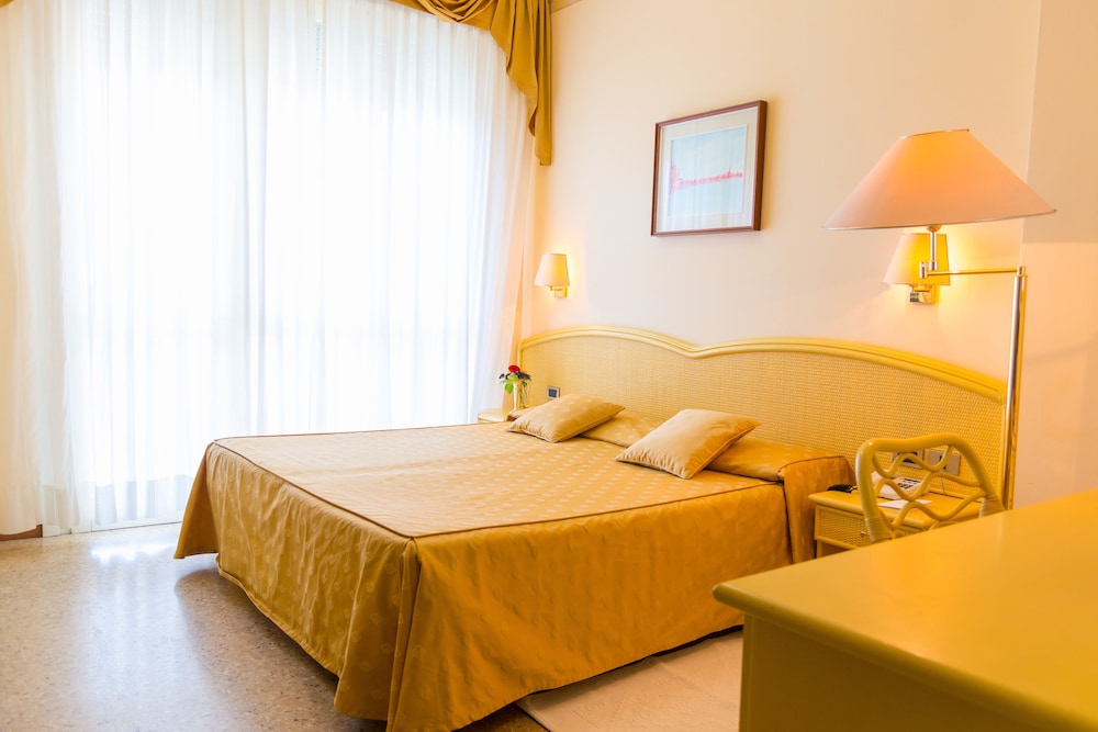 ROOM, DOUBLE BED, PARTIAL SEA VIEW