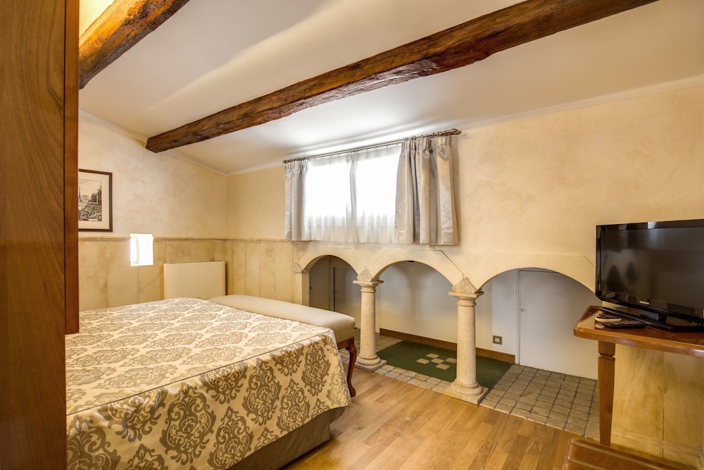 Pantheon Rooms 7/32