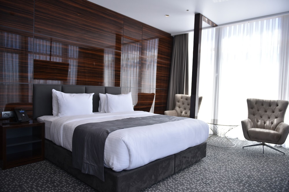 Hotel Monarch 21/65