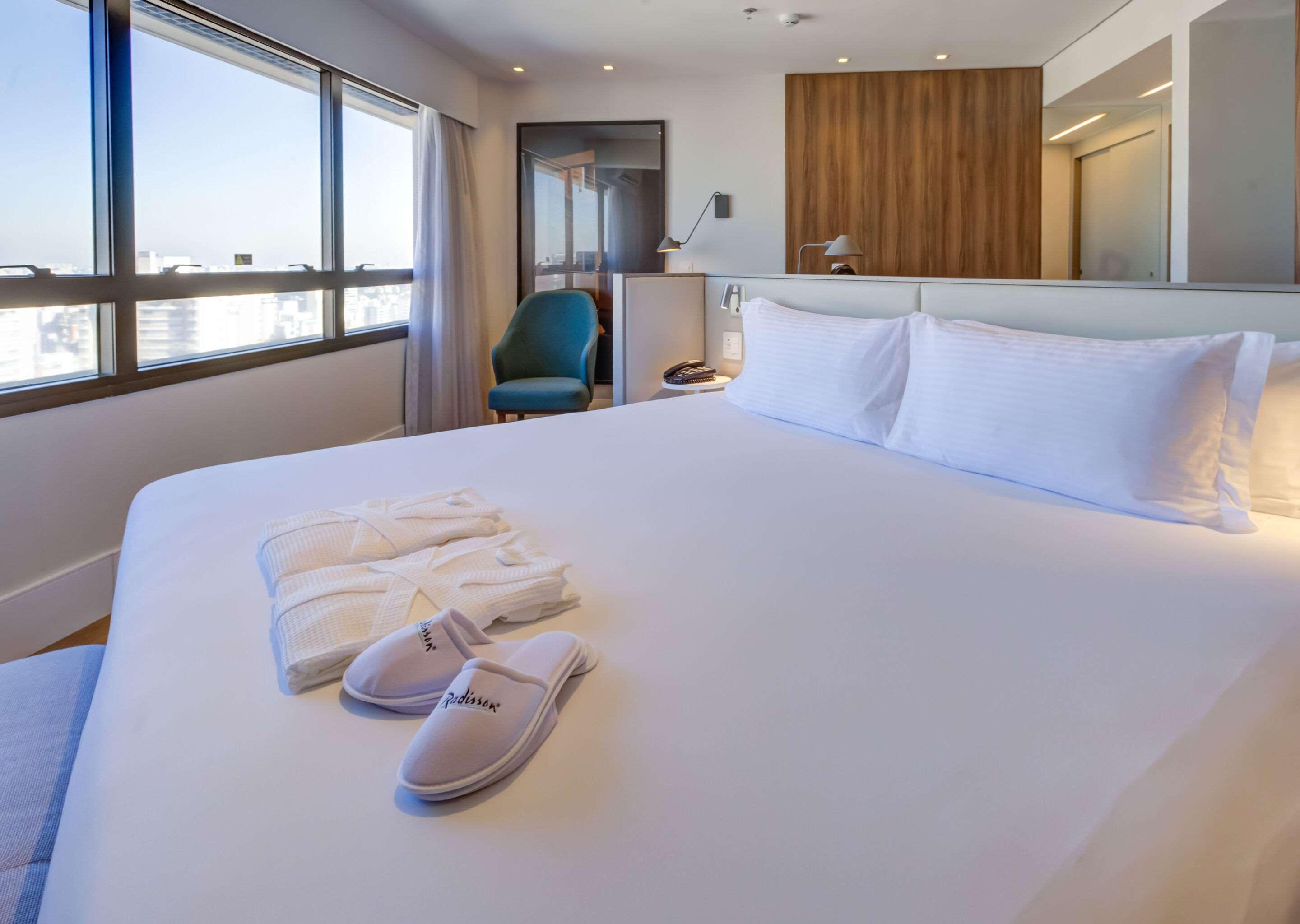 ROOM, KING BED