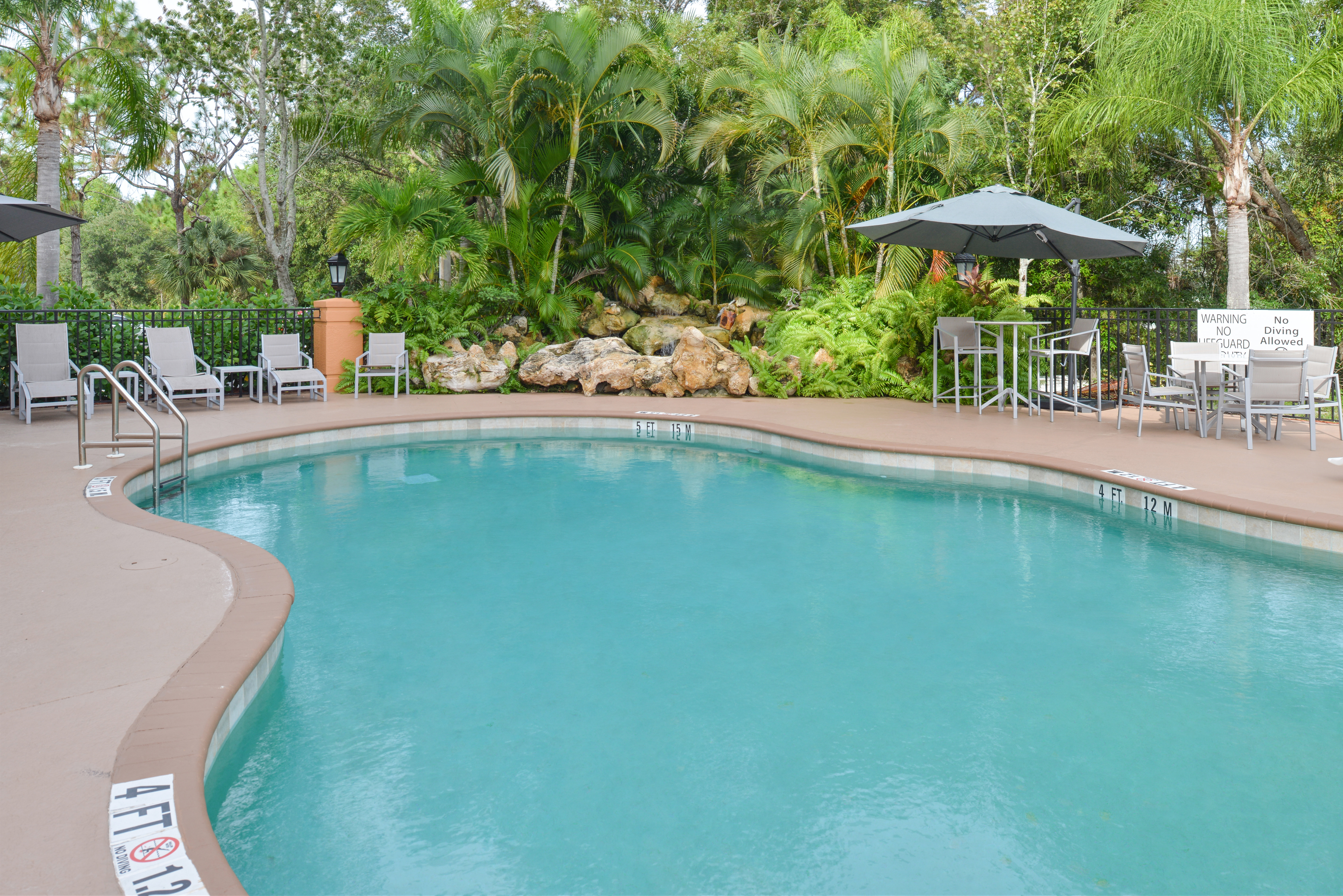 Holiday Inn Express Hotel And Suites Bonita Spring 66/69