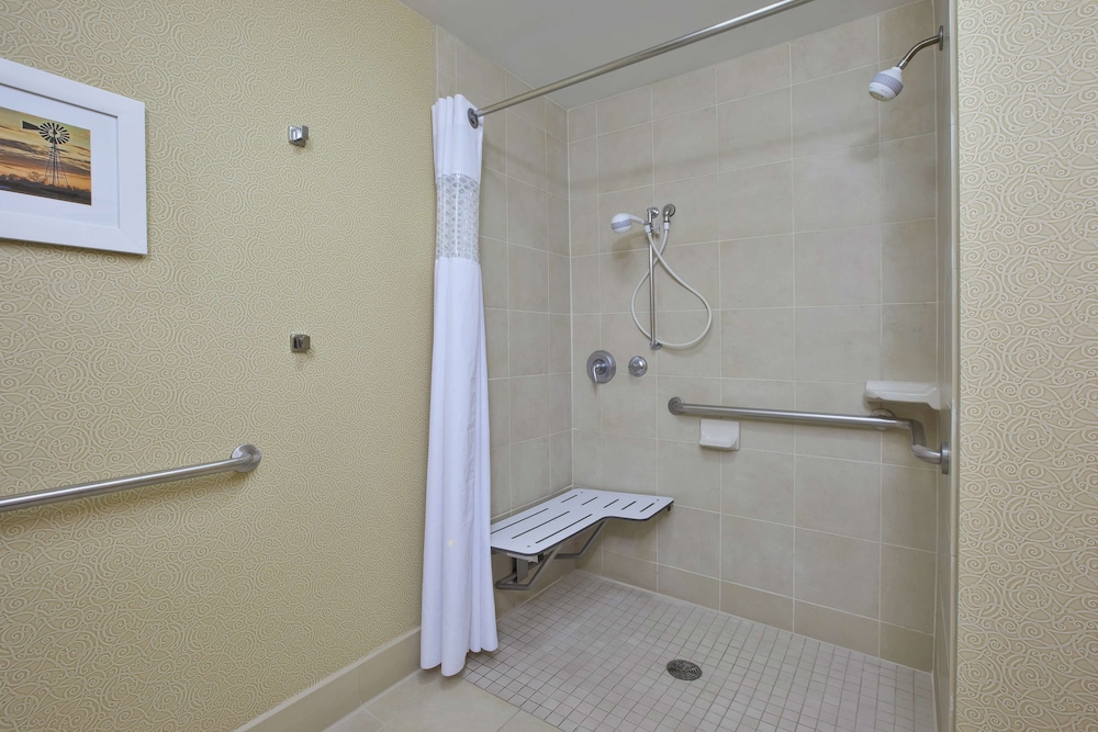 Hampton Inn And Suites Wichita Northeast 12/28