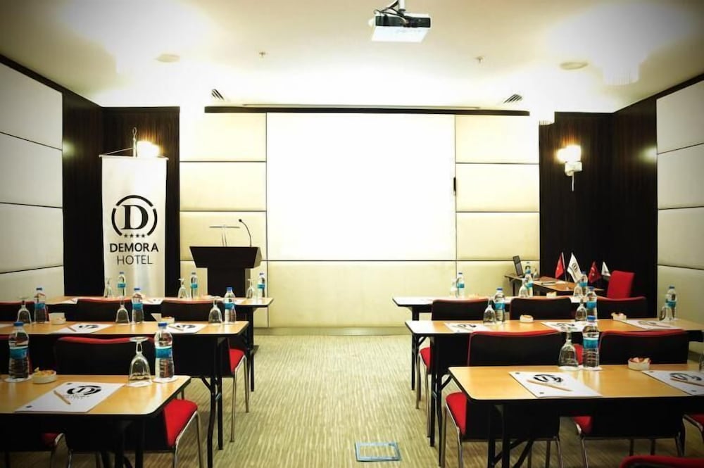 DEMORA HOTEL 36/64