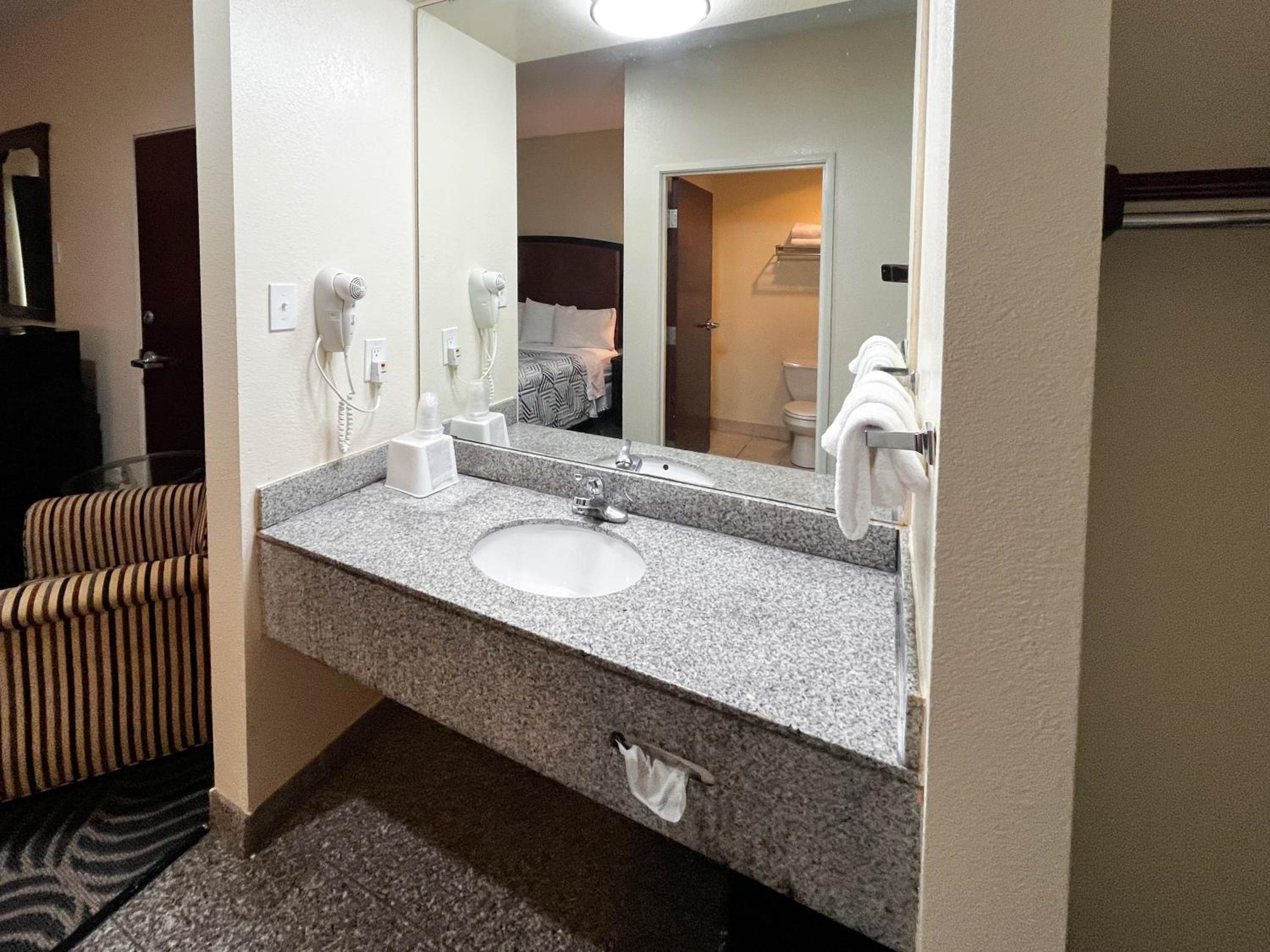 Executive Inn & Suites Breaux Bridge, LA 15/17