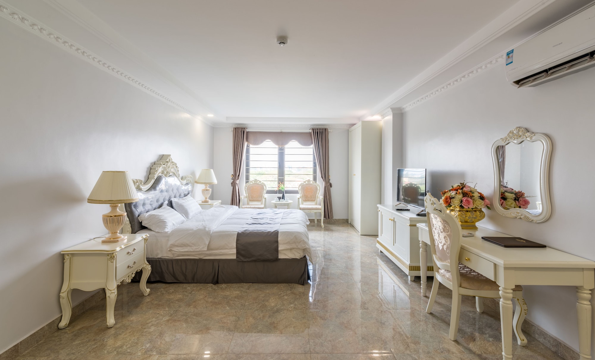 DELUXE, QUEEN BED, CITY VIEW