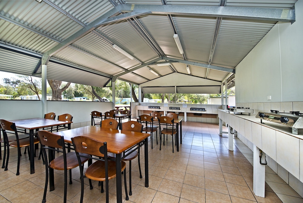 Acclaim Rose Gardens Beachside Holiday Park 31/50