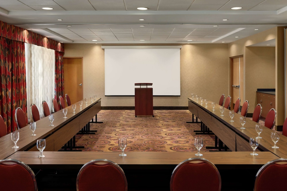 Hampton Inn and Suites by Hilton Langley Surrey 52/72