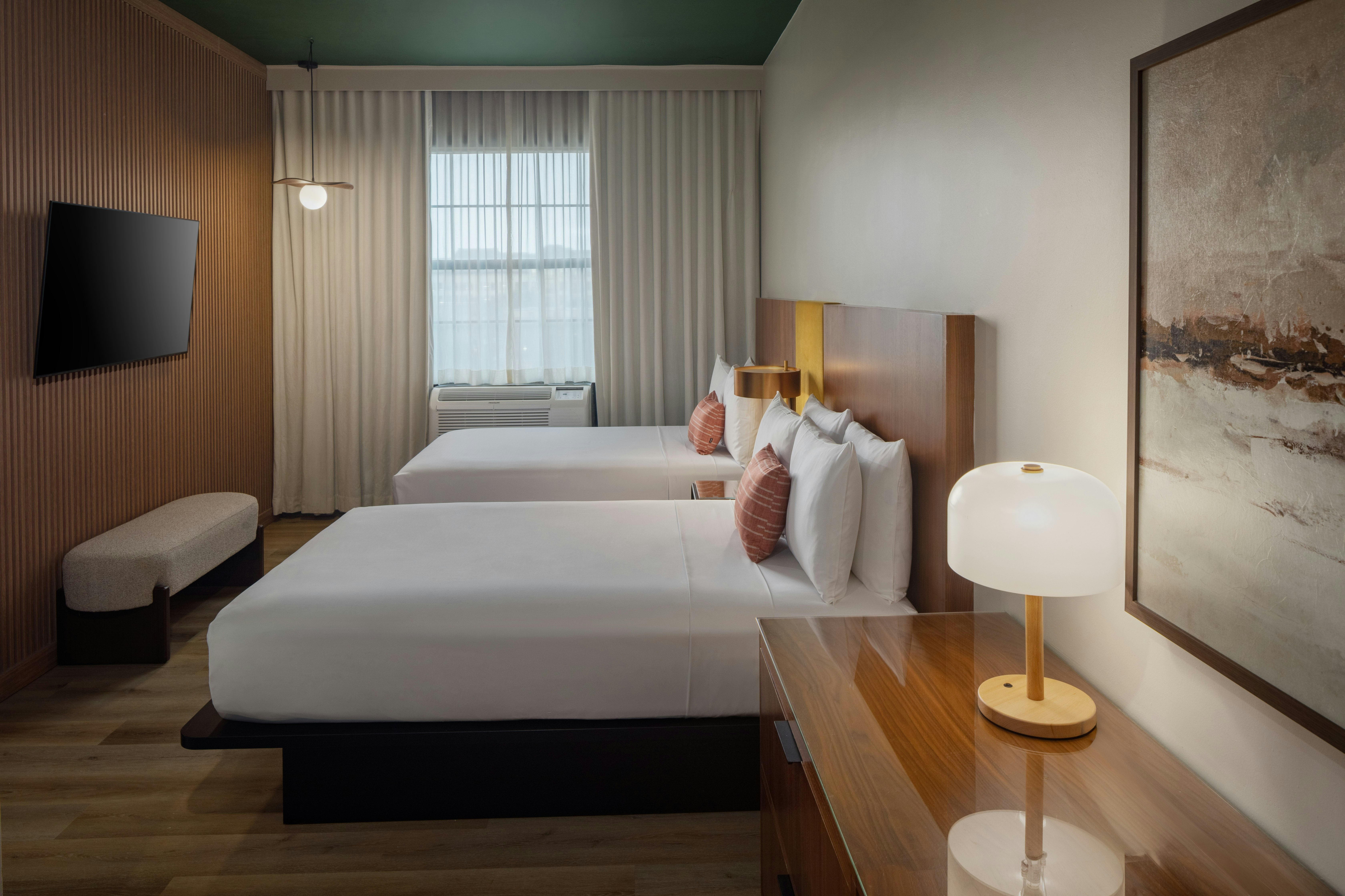 غرفة بسريرين مزدوجين لذوي الإعاقة، NYLO Dallas Plano Hotel, Tapestry Collection by Hilton 2/6
