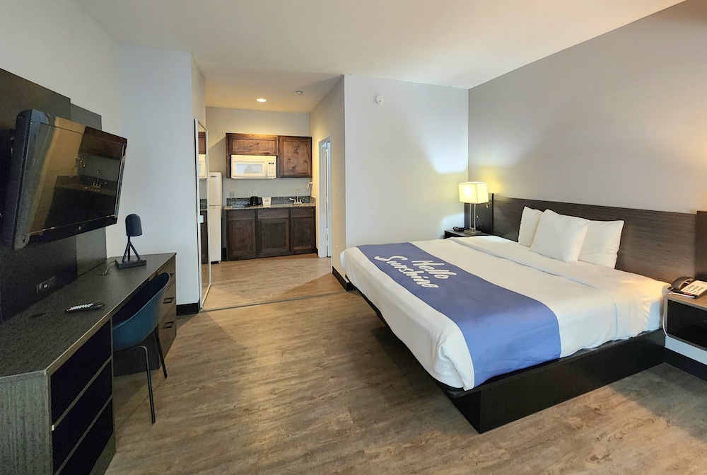 Days Inn & Suites by Wyndham Gonzales TX 28/53