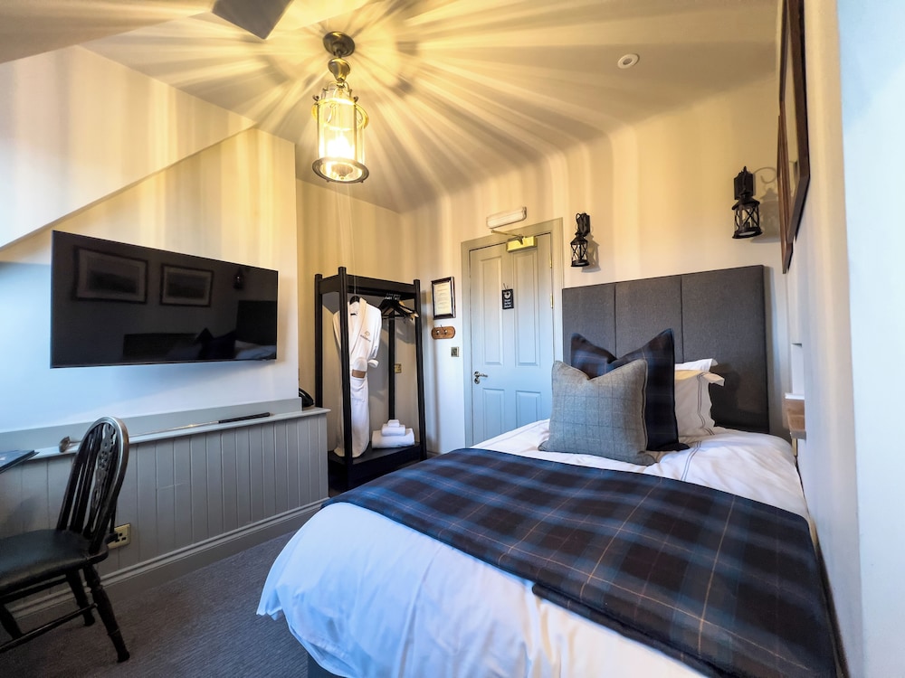 Abbotsford Hotel 7/50