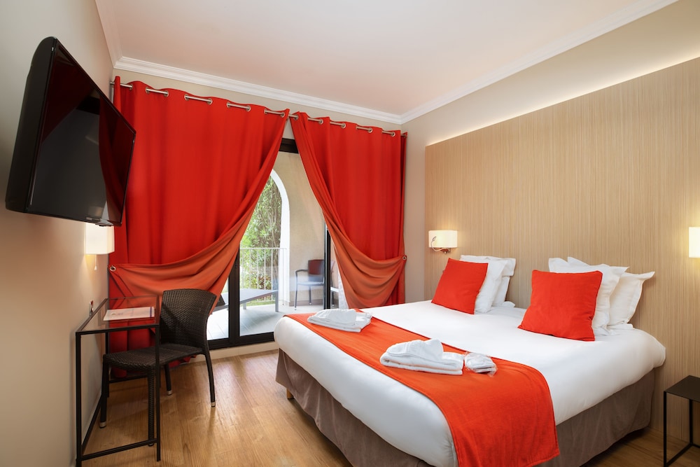 ROOM, QUADRUPLE