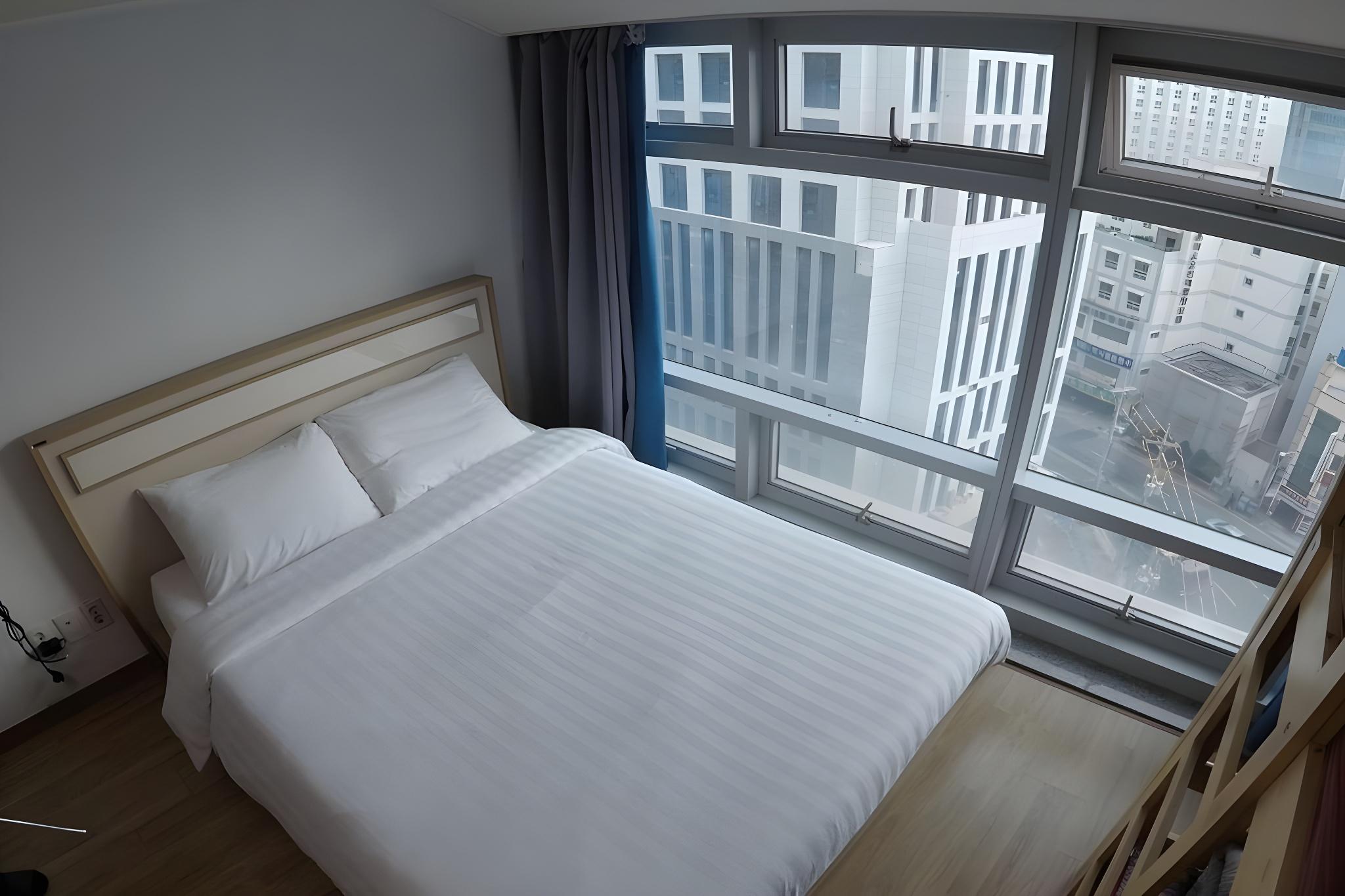 ROOM, SINGLE