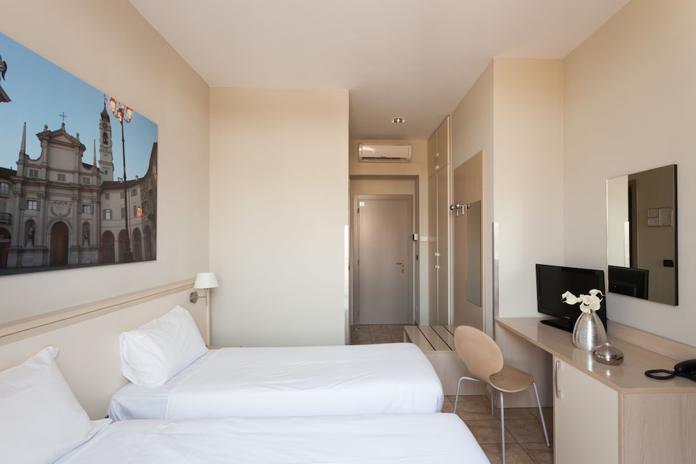 ROOM, TWIN BEDS