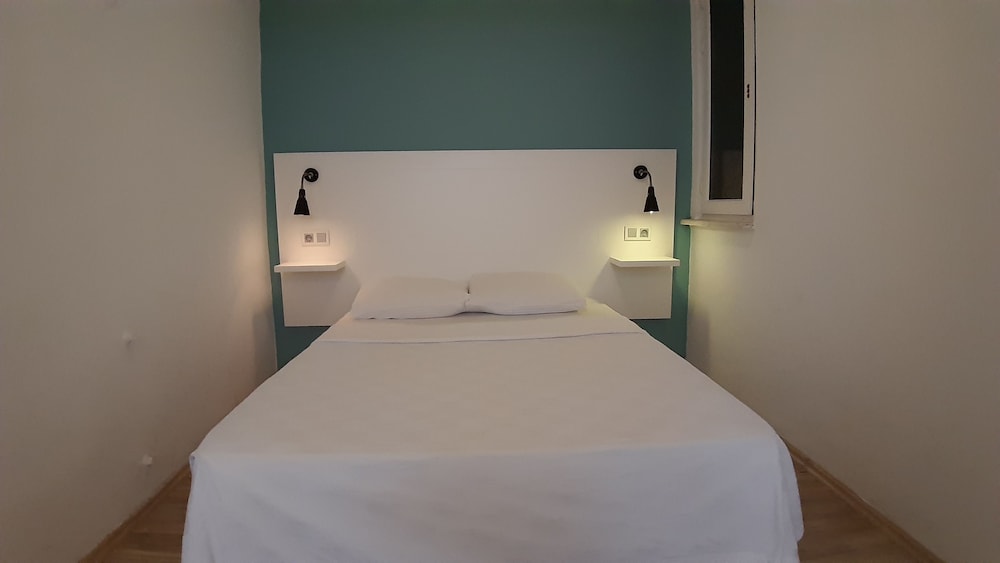 ECONOMY, BASEMENT, DOUBLE OR TWIN BED