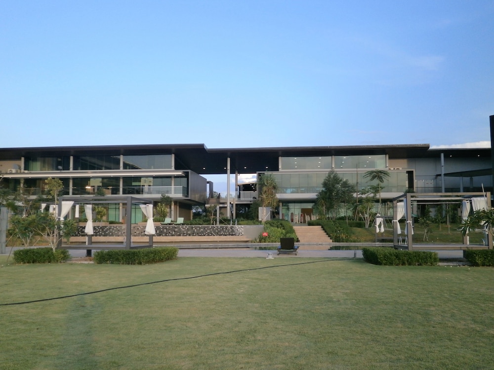 Samalaju Resort Hotel 44/46