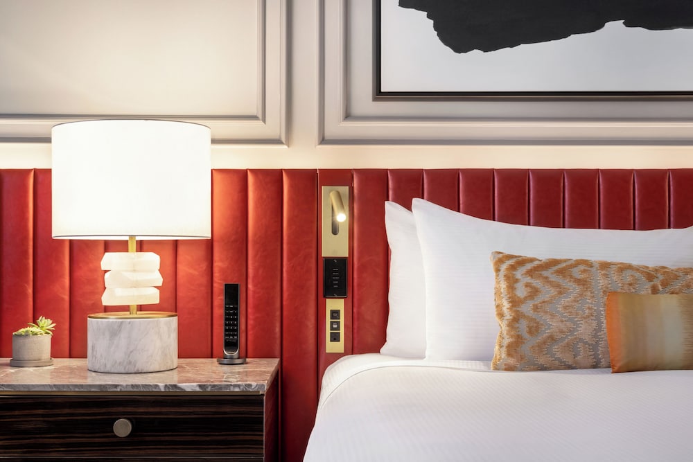 FAIRMONT GOLD, KING BED